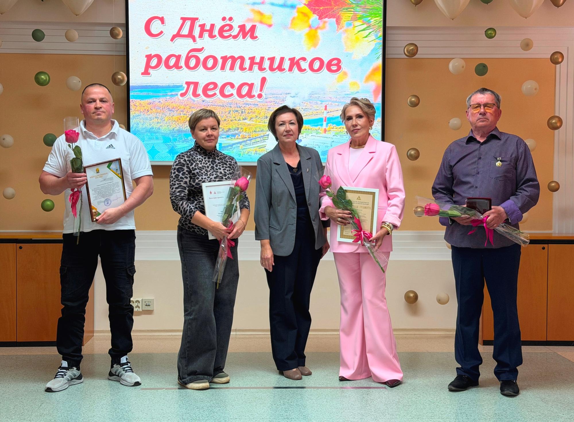 Более 100 бумажников получили награды в год 85-летия предприятия Более 100 бумажников получили награды в год 85-летия предприятия